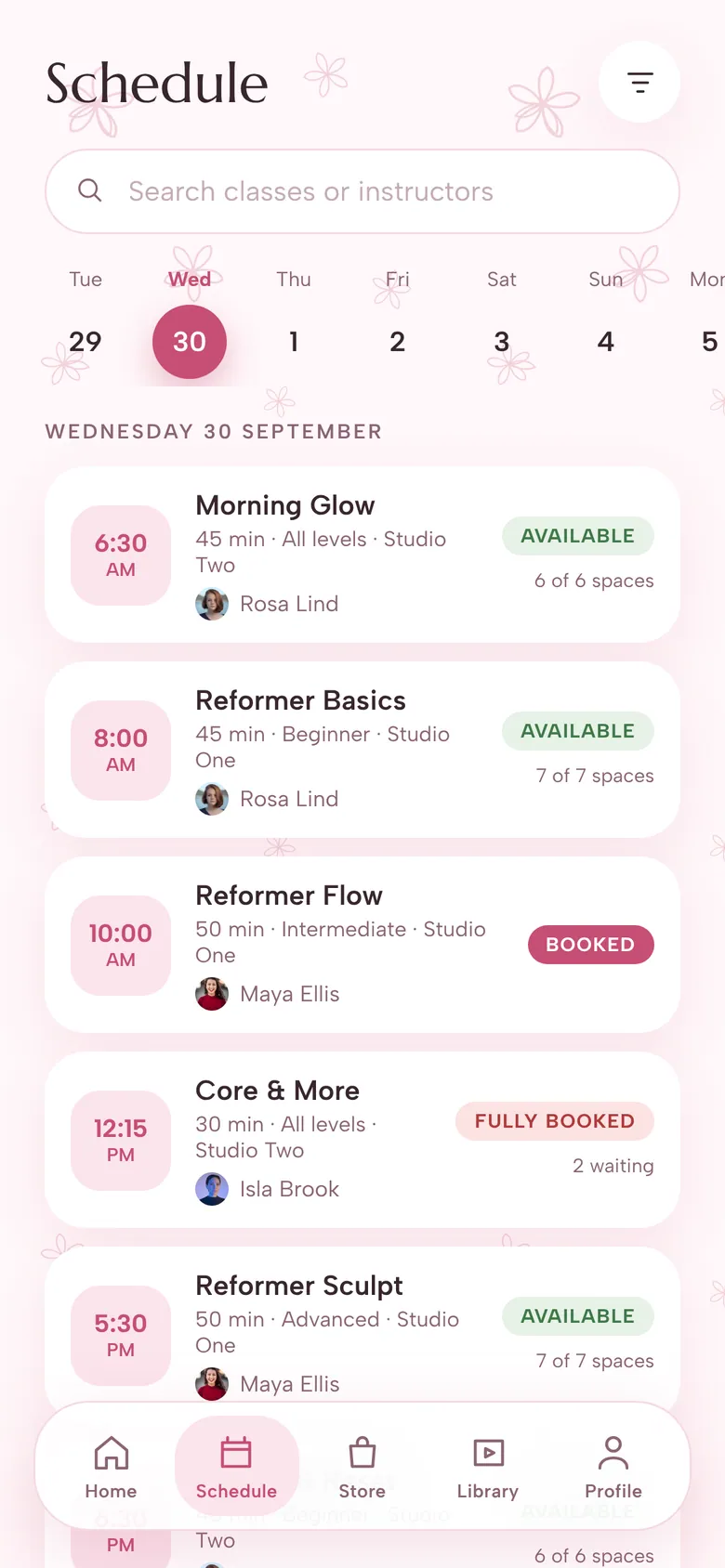 Class schedule for a selected day showing available, booked and fully booked classes with the number of people waiting